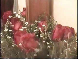 लैकी स्ट्रिप्स और सोफे पर सेक्सी फिल्म फुल सेक्सी उसकी बिल्ली हस्तमैथुन