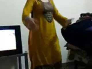 हेंटाई दिखने वाली खूबसूरत वेश्या फैल जाती है और उस तंग बिल्ली को एक बड़ा मुर्गा हॉलीवुड फुल सेक्स फिल्म ले जाती है